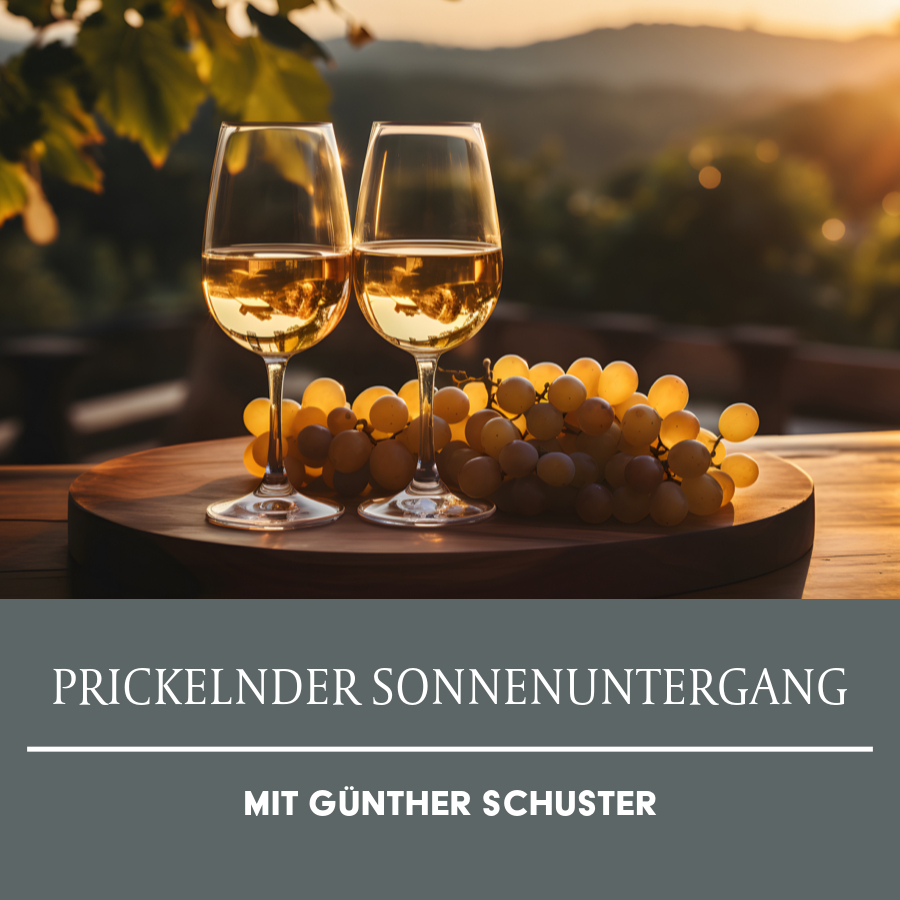 Zwei Gläser Weißwein und Trauben auf Holzbrett bei Sonnenuntergang, darunter Text 'Prickelnder Sonnenuntergang mit Günther Schuster'