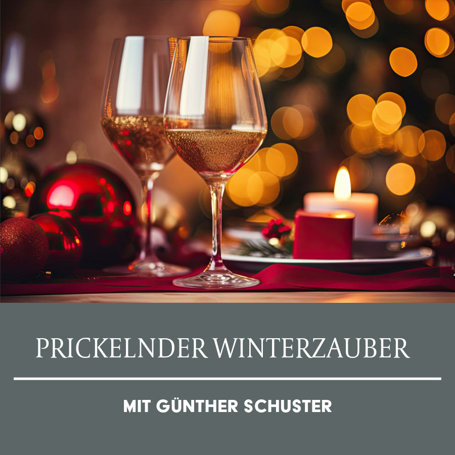 Zwei Weingläser mit Schaumwein vor Weihnachtsdekoration und brennender Kerze, Text 'Prickelnder Winterzauber mit Günther Schuster'